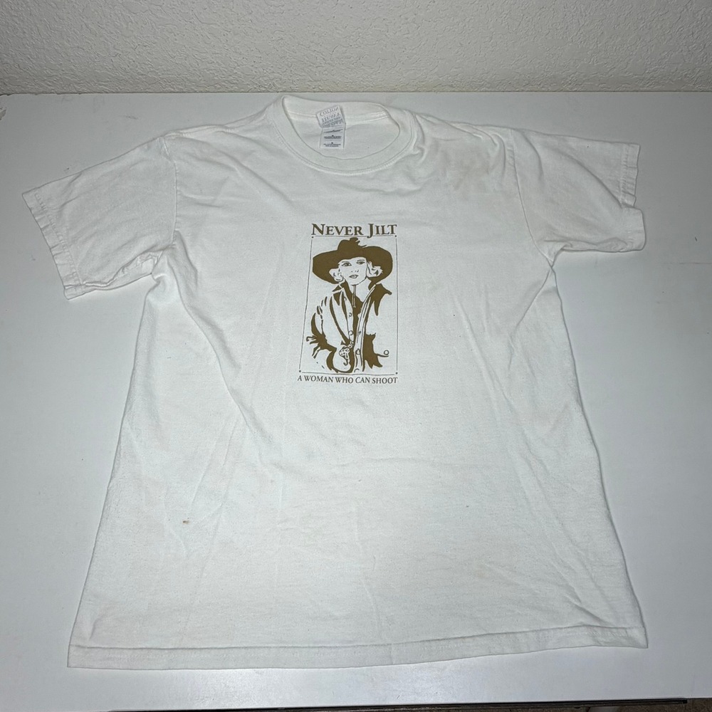 Gildan Never Jilt A Woman Who Can Shoot Graphic T-Shirt White Medium Cowgirl